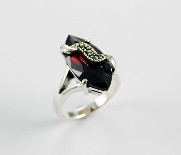 Ring Silver Oval Point Garnet